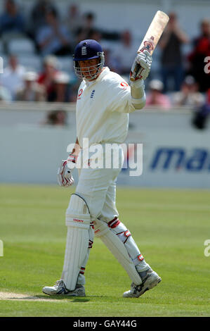 Cricket - secondo test npower - Inghilterra / Zimbabwe. Ashley Giles dell'Inghilterra festeggia il suo 50 Foto Stock