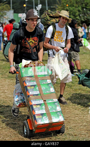 Festaioli preparare per Glastonbury Festival 2008 Foto Stock