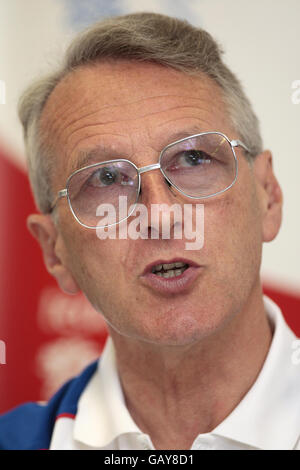 David Tanner, Team Manager del GB Senior Rowing Team, parla durante una telefonata al lago Redgrave/Pinsent Rowing, Caversham, Berkshire. Foto Stock