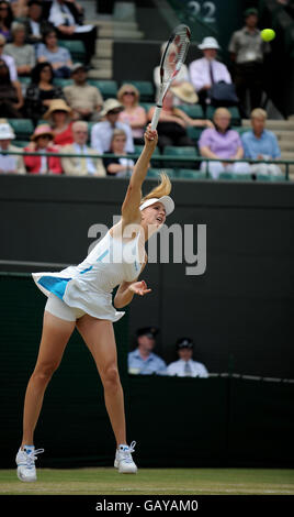 Nicole VAIDISOVA della Russia in azione contro Anna Chakvetadze della Russia durante i Campionati di Wimbledon 2008 presso l'All England Tennis Club di Wimbledon. Foto Stock