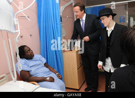 Il leader del Partito conservatore David Cameron e il vincitore del 'Britain's Got Talent' George Sampson incontrano i pazienti all'Evelina Children's Hospital presso il St Thomas's Hospital di Londra, Foto Stock