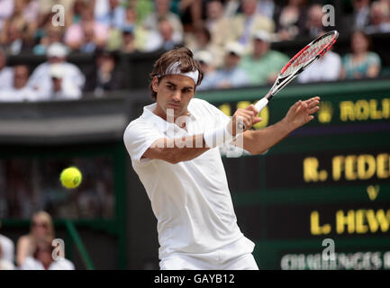 Roger Federer della Svizzera in azione contro la Leyton Hewitt australiana durante i Campionati di Wimbledon 2008 presso l'All England Tennis Club di Wimbledon. Foto Stock
