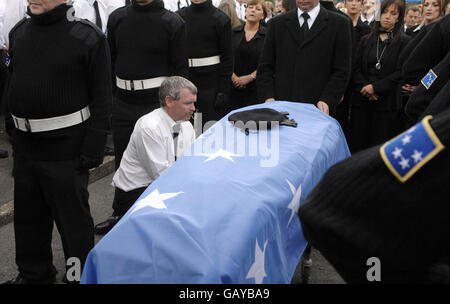 Il corteo funebre repubblicano Christopher (Crippe) McWilliams arriva alla chiesa di Santa Caterina, Dominic Street, Newry. Foto Stock