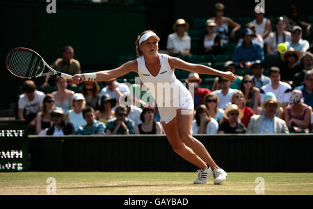 L'Agnieszka Radwanska polacca in azione contro la Russia Svetlana Kuznetsova durante i Campionati di Wimbledon 2008 presso l'All England Tennis Club di Wimbledon. Foto Stock