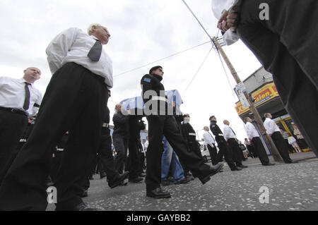 Il corteo funebre repubblicano Christopher (Crippe) McWilliams arriva alla chiesa di Santa Caterina, Dominic Street, Newry. Foto Stock