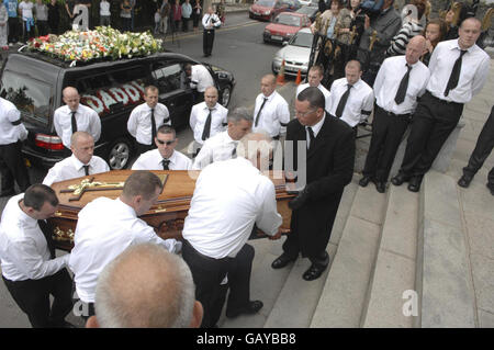 Il corteo funebre repubblicano Christopher (Crippe) McWilliams arriva alla chiesa di Santa Caterina, Dominic Street, Newry. Foto Stock