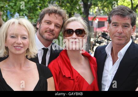 Pierce Brosnan, Meryl Streep, Colin Firth e Judy Craymer (da destra a sinistra) arrivano per la prima mondiale di Mamma mia! Al cinema Odeon West End, Leicester Square, Londra. Foto Stock