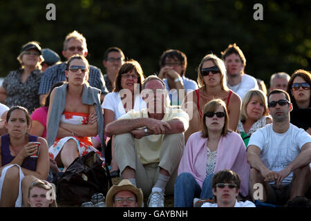 Gli spettatori di Murray Mount osservano la partita di Andy Murrays in Gran Bretagna contro Richard Gasquet in Francia durante i Campionati di Wimbledon 2008 presso l'All England Tennis Club di Wimbledon. Foto Stock