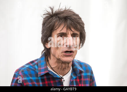 Rolling Stones chitarrista,Ronnie Wood della RHS Hampton Court flower show a un cavalletto di sostegno delle persone con tumore all'intestino Foto Stock