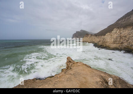Mughsayl spiagge e scogliere in Salalah, Oman Foto Stock