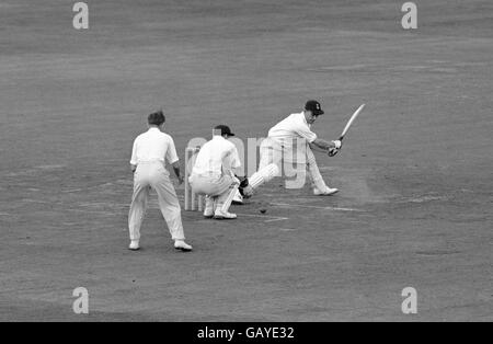 Cricket - Armata / Royal Navy Jubilee Match - Lord's. Il comandante Anthony Thackara della Marina tenta di tagliare il tenente David Thorne. Foto Stock