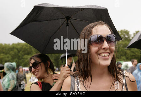 La folla ha coraggioso il tempo durante il giorno di apertura dell'O2 Wireless Festival a Hyde Park, nel centro di Londra. Foto Stock