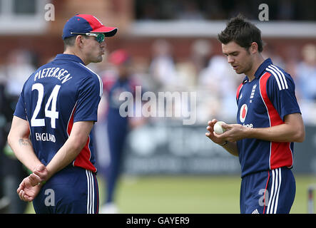 Cricket - NatWest Series - Fifth One Day International - Inghilterra / Nuova Zelanda - Lord's. Inghilterra il capitano Kevin Pietersen (l) chiacchiera con il suo bowler James Anderson durante la NatWest Series One Day International a Lord's, Londra. Foto Stock