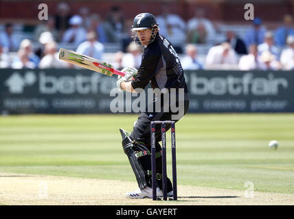 Cricket - NatWest Series - Fifth One Day International - Inghilterra / Nuova Zelanda - Lord's. Jacob Oram della Nuova Zelanda in azione contro l'Inghilterra Foto Stock