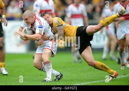 Rugby League - Engage Super League - Castleford Tigers / Hull Kingston Rovers - The Jungle. Lee Gomersall di Hull KR viene affrontato da Ryan McGoldrick di Castleford (a destra) durante la partita Engage Super League alla Jungle di Castleford. Foto Stock