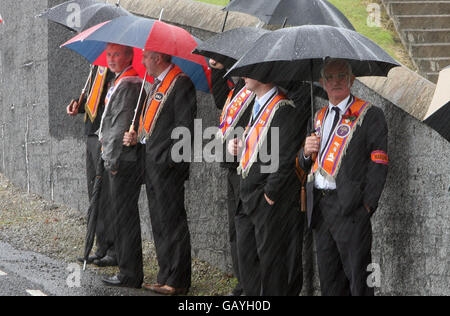 Portadown Orange Men si trova fuori della chiesa parrocchiale di Drumcree, in quanto al Lodge è impedito di marciare lungo la strada nazionalista Garvaghy. Foto Stock