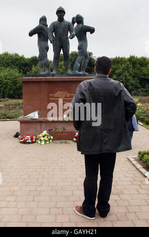 I membri del pubblico arrivano alla statua commemorativa di Hazlehead Park per il servizio memoriale di Piper Alpha ad Aberdeen. Foto Stock