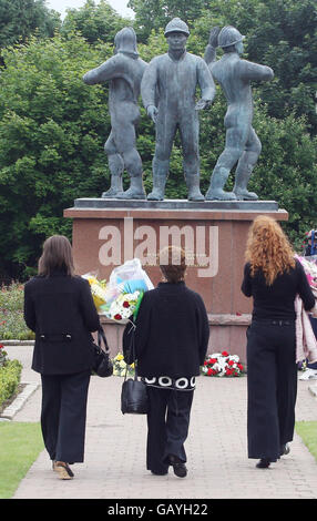 I membri del pubblico arrivano alla statua commemorativa di Hazlehead Park per il servizio memoriale di Piper Alpha ad Aberdeen. Foto Stock