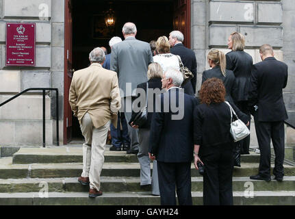 I membri del pubblico arrivano al servizio commemorativo del 20° anniversario della catastrofe di Piper Alpha al Kirk of St Nicholas Uniting, ad Aberdeen. Foto Stock