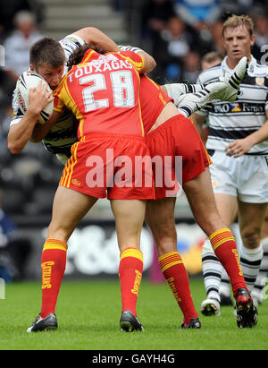 Tom Briscoe di Hull FC è una discarica affrontata da Dragons' catalano Julien Touxagas Foto Stock