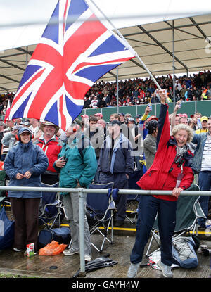 I fan festeggiano la vittoria di Lewis Hamiltons durante il Gran Premio di Gran Bretagna a Silverstone, Northamptonshire. Foto Stock