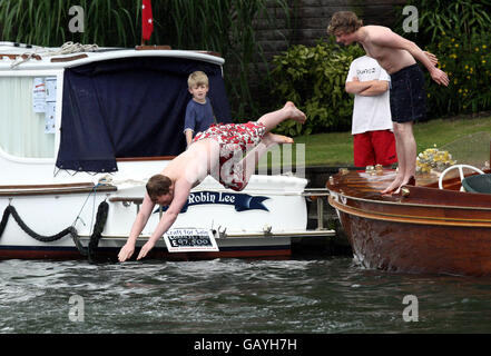 La pioggia battente interrompe la giornata delle finali durante la regata reale a Henley-on-Thames, Oxfordshire. Foto Stock