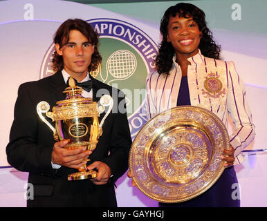 Rafael Nadal di Spagna che ha battuto Roger Federer per diventare una prima volta vincitore del Men's Singles Wimbledon Tennis Championship con Venus Williams degli Stati Uniti che ha vinto il suo quinto titolo femminile alla Champions Dinner di Park Lane, Londra. Alla palla giocatori a Park Lane, Londra. Foto Stock