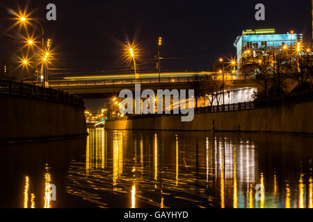 Argine, riflesso nell'acqua , movimento scena notturna Foto Stock