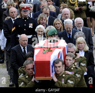 La CPL Carl Bryant segue la bara della moglie, il caporale Sarah Bryant, 26 anni, presso la chiesa della Santissima Trinità, a Wetheral, vicino a Carlisle, Cumbria. Foto Stock