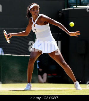 Venus Williams degli Stati Uniti in azione contro il Tamarine Tanasugarn della Thailandia durante i Campionati di Wimbledon 2008 presso l'All England Tennis Club di Wimbledon. Foto Stock