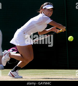 Jie Zheng in Cina festeggia nella sua partita contro Nicole VAIDISOVA della Repubblica Ceca durante i Campionati di Wimbledon 2008 presso l'All England Tennis Club di Wimbledon. Foto Stock