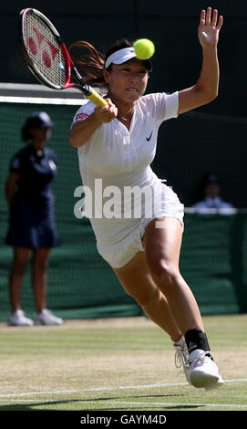 Jie Zheng in Cina contro Nicole VAIDISOVA della Repubblica Ceca durante i Wimbledon Championships 2008 all'All England Tennis Club di Wimbledon. Foto Stock