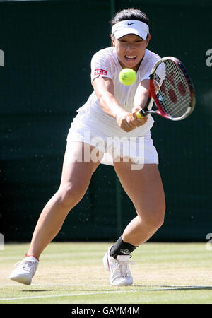 Jie Zheng in Cina contro Nicole VAIDISOVA della Repubblica Ceca durante i Wimbledon Championships 2008 all'All England Tennis Club di Wimbledon. Foto Stock