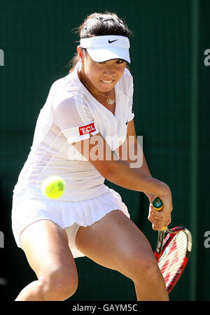 Jie Zheng in Cina contro Nicole VAIDISOVA della Repubblica Ceca durante i Wimbledon Championships 2008 all'All England Tennis Club di Wimbledon. Foto Stock