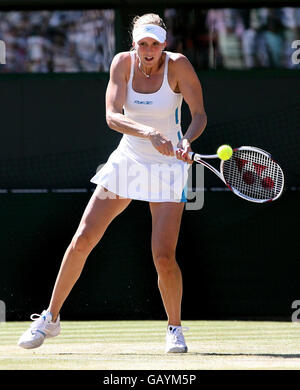 Nicole VAIDISOVA della Repubblica Ceca in azione contro Jie Zheng della Cina durante il Wimbledon Championships 2008 all'All England Tennis Club di Wimbledon. Foto Stock