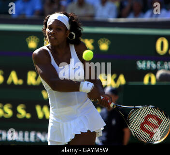 USA's Serena Williams in azione contro l'Agnieszka Radwanska polacca durante i Campionati di Wimbledon 2008 presso l'All England Tennis Club di Wimbledon. Foto Stock