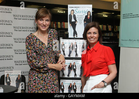 I presentatori di Crimewatch Fiona Bruce e Jacqui Hames firmano le copie del loro nuovo libro Savvy - la guida della ragazza moderna a fare tutto senza rischiare tutto, a Waterstones, Kensington High Street, centro di Londra. Foto Stock