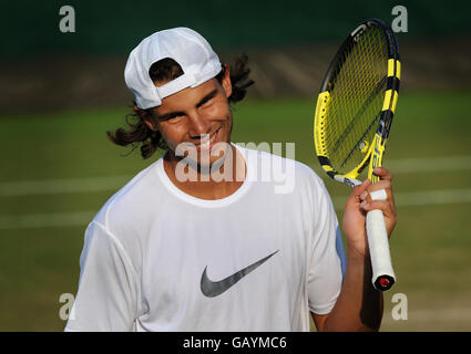 Il spagnolo Rafael Nadal sorride durante una sessione di allenamento per i Campionati Wimbledon 2008 presso l'All England Tennis Club di Wimbledon. Foto Stock