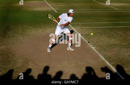 Il spagnolo Rafael Nadal durante una sessione di pratica per i Campionati di Wimbledon 2008 presso l'All England Tennis Club di Wimbledon. Foto Stock