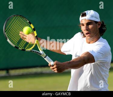 Il spagnolo Rafael Nadal durante una sessione di pratica per i Campionati di Wimbledon 2008 presso l'All England Tennis Club di Wimbledon. Foto Stock