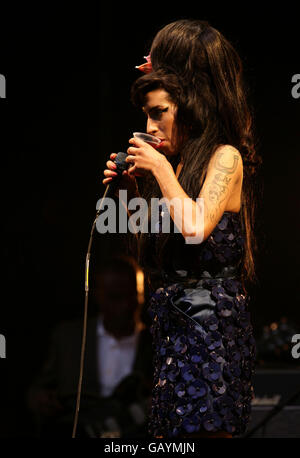 Amy Winehouse si esibisce sul Pyramid Stage durante il secondo giorno del Glastonbury Festival, Somerset. Foto Stock