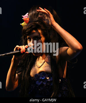 Amy Winehouse si esibisce sul Pyramid Stage durante il secondo giorno del Glastonbury Festival, Somerset. Foto Stock