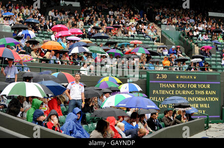 I ritardi della pioggia giocano sul campo uno durante i Campionati di Wimbledon 2008 all'All England Tennis Club di Wimbledon. Foto Stock