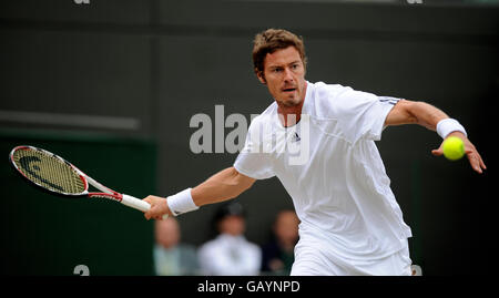 Marat Safin russo in azione contro Feliciano Lopez spagnolo durante i Campionati Wimbledon 2008 presso l'All England Tennis Club di Wimbledon. Foto Stock