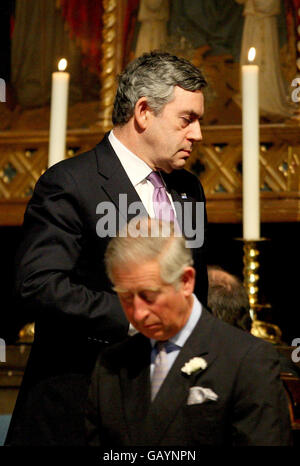 Il primo ministro britannico Gordon Brown e il principe del Galles partecipano ad un servizio presso l'Abbazia di Westminster, Londra, per celebrare il 60° anniversario del Servizio sanitario Nazionale. Foto Stock