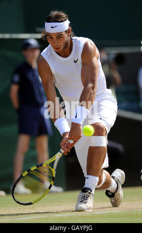 Il spagnolo Rafael Nadal in azione contro Rainer Schuettler della Germania durante i Campionati di Wimbledon 2008 all'All England Tennis Club di Wimbledon. Foto Stock