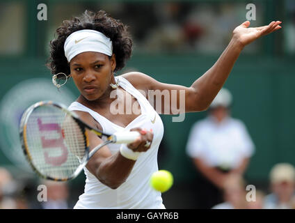 USA's Serena Williams in azione contro Venus Williams nella finale delle Donne durante i Campionati di Wimbledon 2008 presso l'All England Tennis Club di Wimbledon. Foto Stock