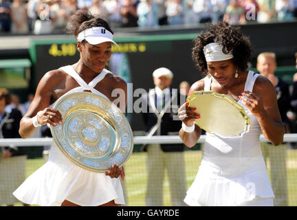 USA's Venere (a sinistra) e Serena Williams con i loro trofei che seguono la finale delle Donne durante i campionati di Wimbledon 2008 all'All England Tennis Club di Wimbledon. Foto Stock