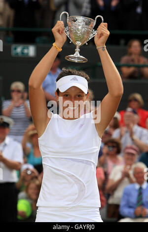 Laura Robson della Gran Bretagna celebra la vittoria contro Noppawan Lertcheewakarn della Thailandia durante i Campionati di Wimbledon 2008 all'All England Tennis Club di Wimbledon. Foto Stock