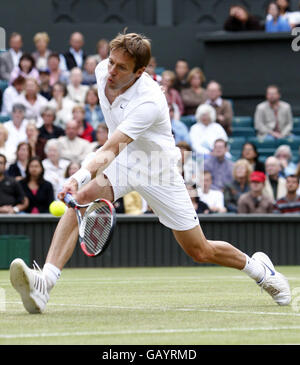 Daniel Nestor del Canada nella finale di Men's Doubles con Nenad Zimonjic della Serbia durante i Campionati di Wimbledon 2008 all'All England Tennis Club di Wimbledon. Foto Stock